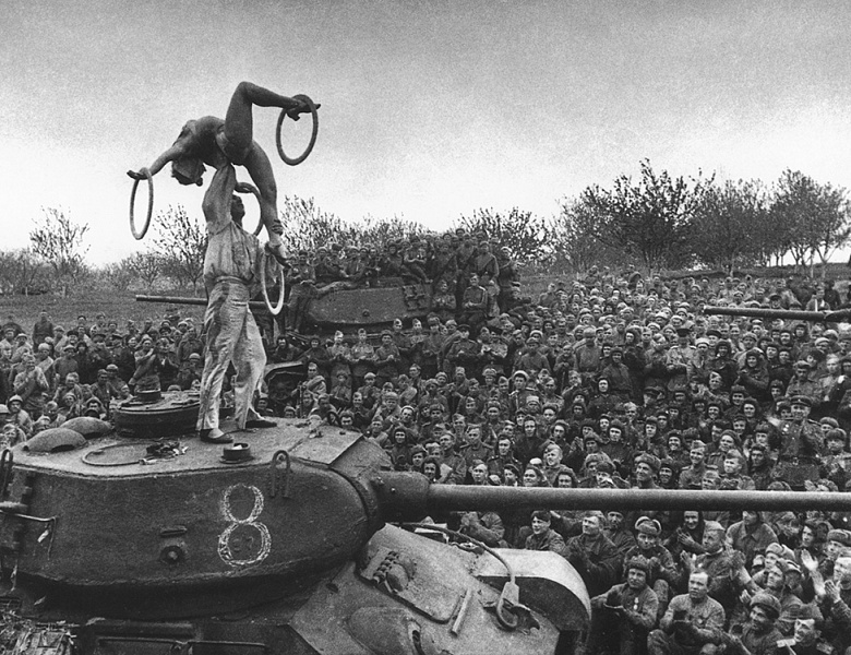  Фотовыставка "Деятели искусства на фронтовых перекрестках".