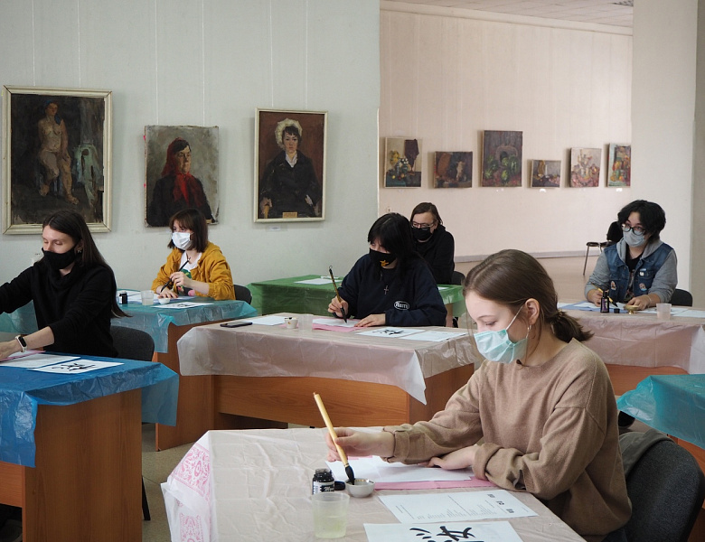 Мастер-класс по каллиграфии с участием преподавателя, мастера каллиграфии г-жи Исидзимы Каори