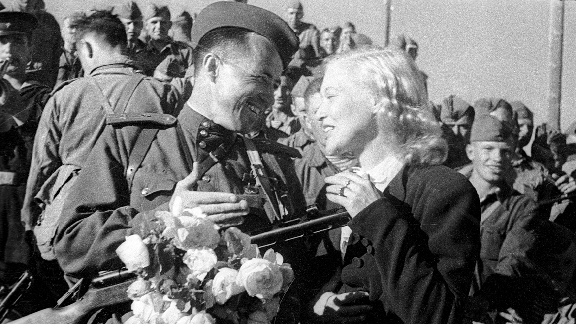 Фотовыставка "Деятели искусства на фронтовых перекрестках".