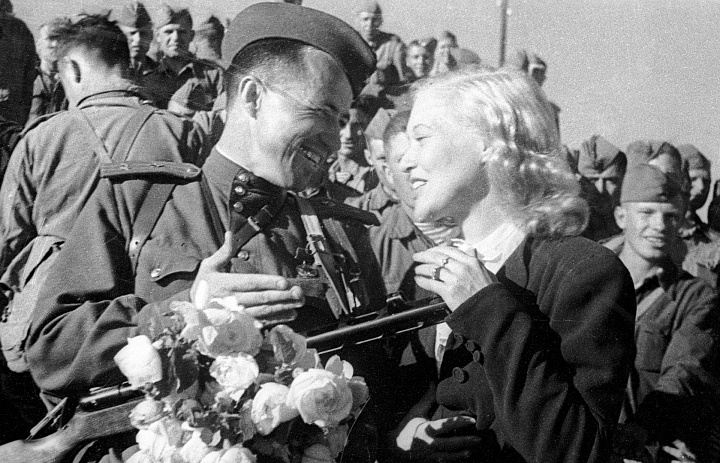  Фотовыставка "Деятели искусства на фронтовых перекрестках".
