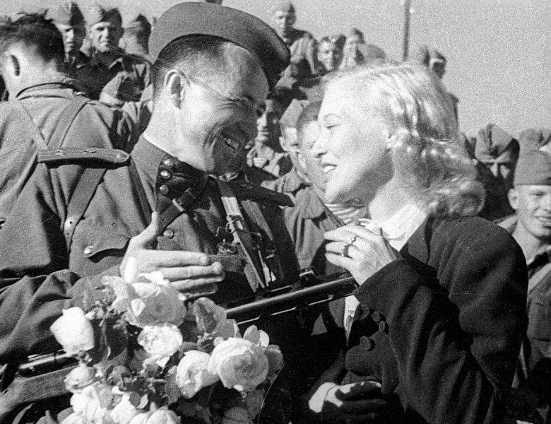  Фотовыставка "Деятели искусства на фронтовых перекрестках".