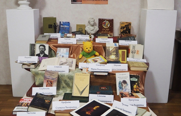 В библиотеке Училища открылась необычная выставка "Любимые книги наших преподавателей"