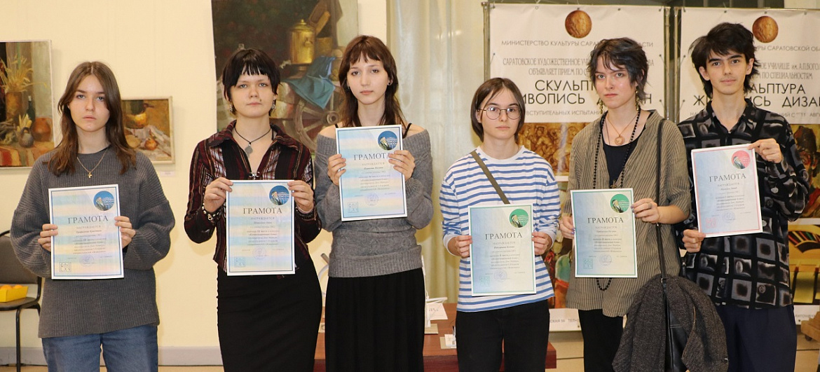 Выставка по итогам конкурса «Композиционный блиц»