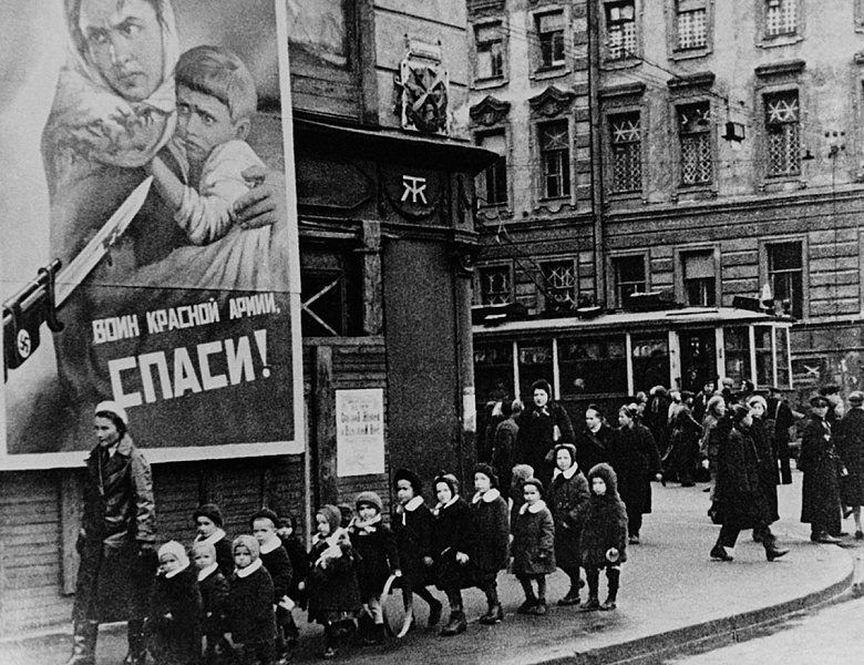  Фотовыставка "Деятели искусства на фронтовых перекрестках".