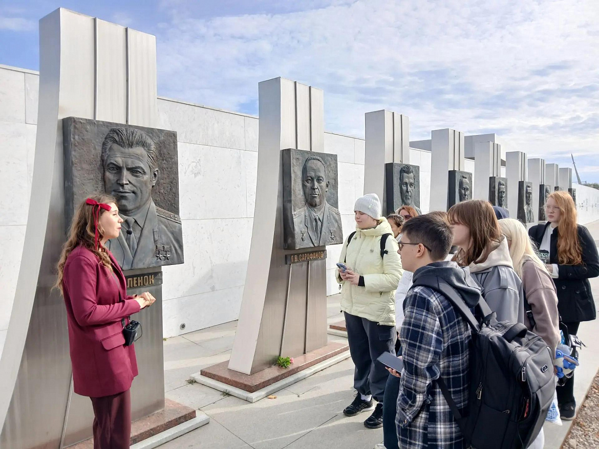 Студенты Саратовского художественного училища посетили Парк покорителей космоса на месте приземления Юрия Гагарина