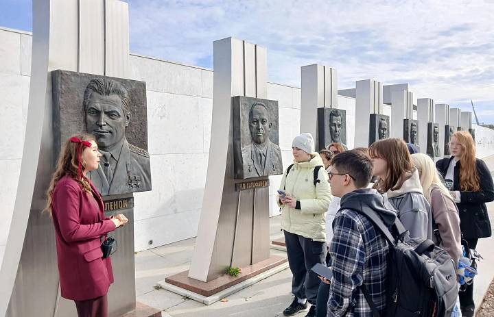 Студенты Саратовского художественного училища посетили Парк покорителей космоса на месте приземления Юрия Гагарина