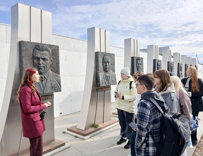 Студенты Саратовского художественного училища посетили Парк покорителей космоса на месте приземления Юрия Гагарина