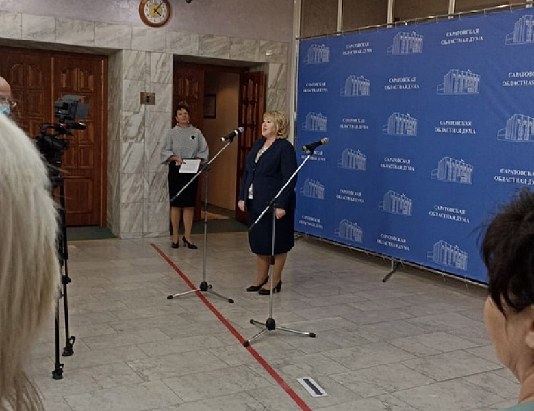  В Саратовской областной Думе состоялось открытие выставки работ преподавателей и студентов СХУ им. Боголюбова по итогам V Межрегионального фестиваля творчества "Хвалынские этюды К.С. Петрова-Водкина".