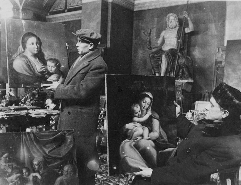  Фотовыставка "Деятели искусства на фронтовых перекрестках".
