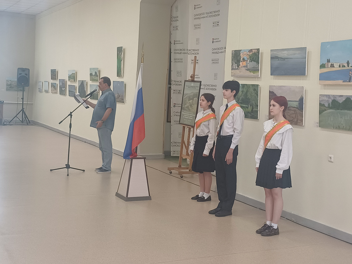 Торжественная линейка с поднятием флага и прослушиванием Гимна РФ