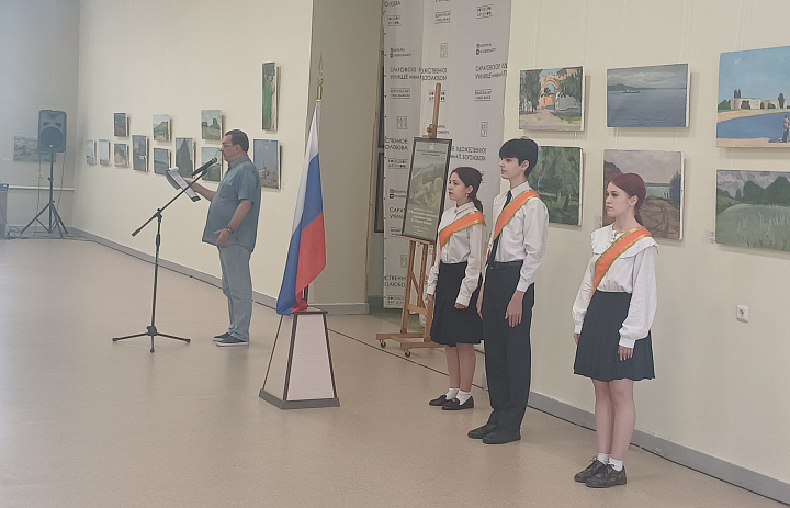 Торжественная линейка с поднятием флага и прослушиванием Гимна РФ