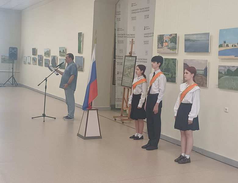Торжественная линейка с поднятием флага и прослушиванием Гимна РФ