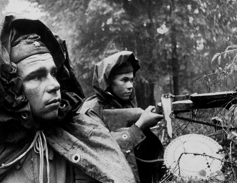 Выставка фотохроники «Военные годы» к 80-летию Победы в Великой Отечественной войне 1941-1945 гг. и Году Защитника Отечества 