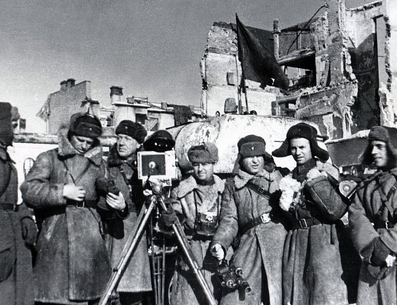  Фотовыставка "Деятели искусства на фронтовых перекрестках".