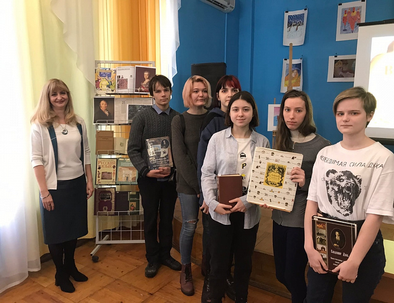 Студенты СХУ в Областной библиотеке для детей и юношества  им. А.С. Пушкина 