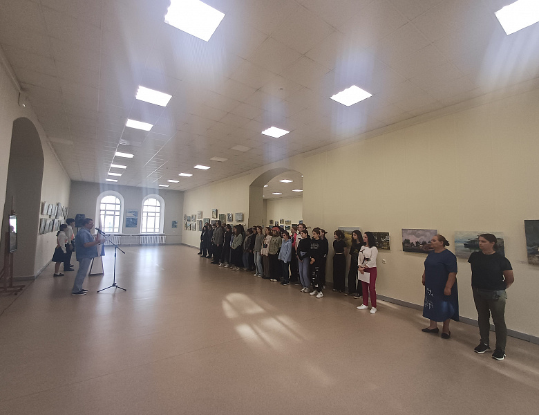 Торжественная линейка с поднятием флага и прослушиванием Гимна РФ