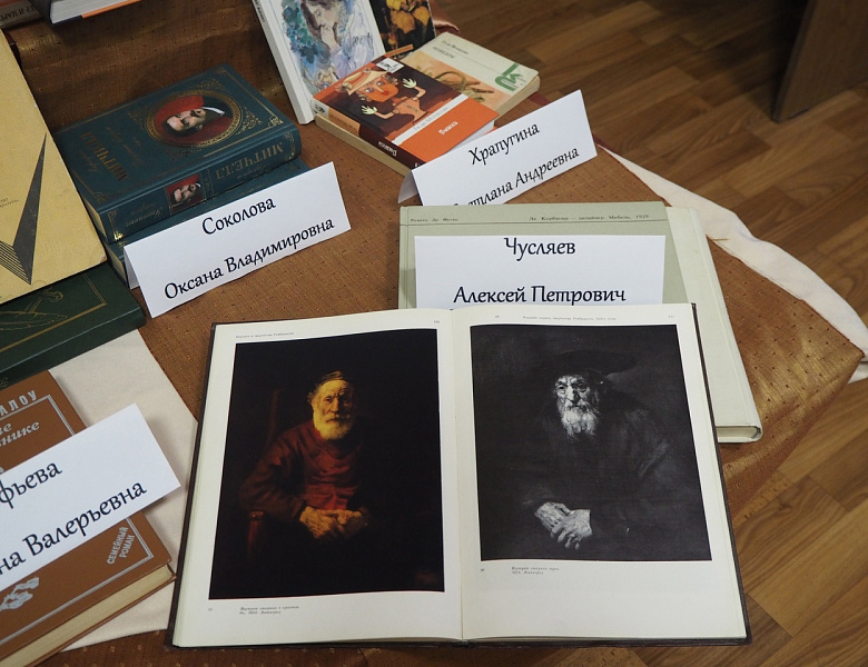 В библиотеке Училища открылась необычная выставка "Любимые книги наших преподавателей"