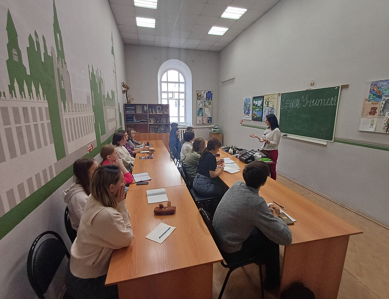 Торжественная линейка с поднятием флага и прослушиванием Гимна РФ