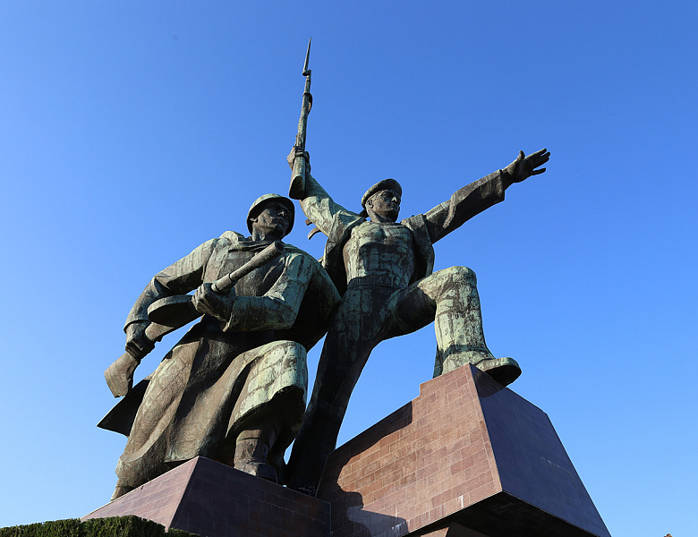 Виртуальная выставка "Подвиг в камне и бронзе"