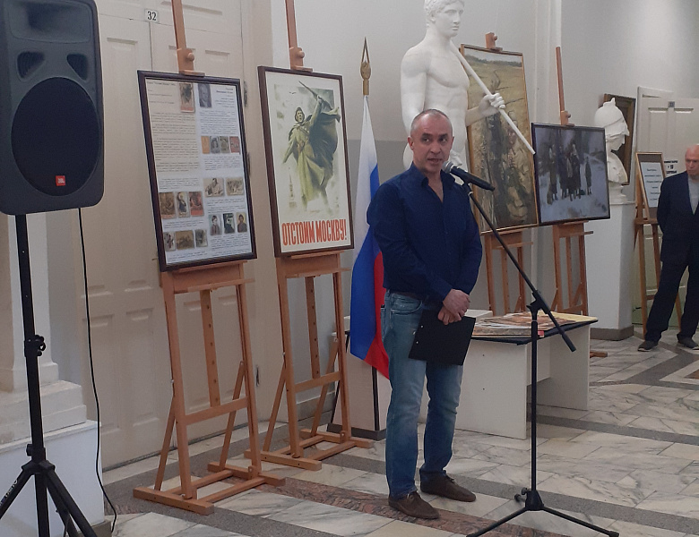 Выставка «Перед памятью время бессильно» ко Дню Победы