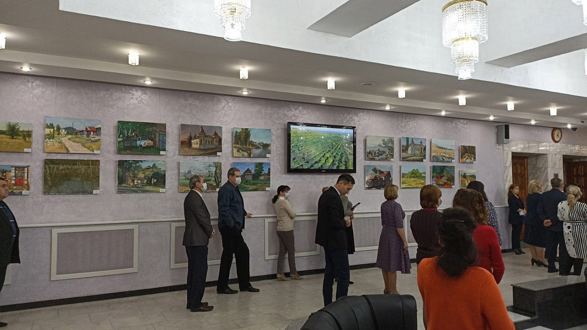  В Саратовской областной Думе состоялось открытие выставки работ преподавателей и студентов СХУ им. Боголюбова по итогам V Межрегионального фестиваля творчества "Хвалынские этюды К.С. Петрова-Водкина".