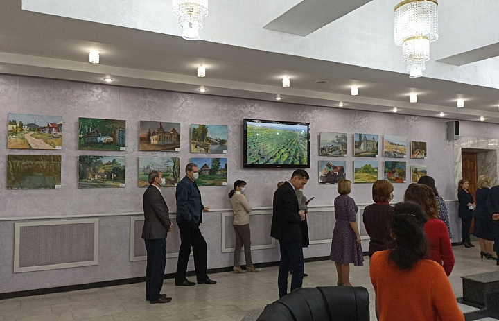 В Саратовской областной Думе состоялось открытие выставки работ преподавателей и студентов СХУ им. Боголюбова по итогам V Межрегионального фестиваля творчества "Хвалынские этюды К.С. Петрова-Водкина".